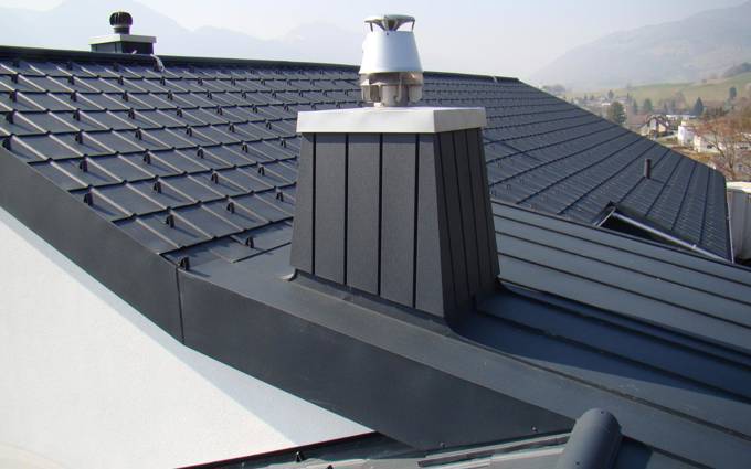 Dacheindeckung mit farbbeschichtetem Aluminium